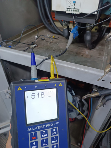 ALL-TEST Pro 7™ a medir resistência de isolação em gaveta de CCM industrial